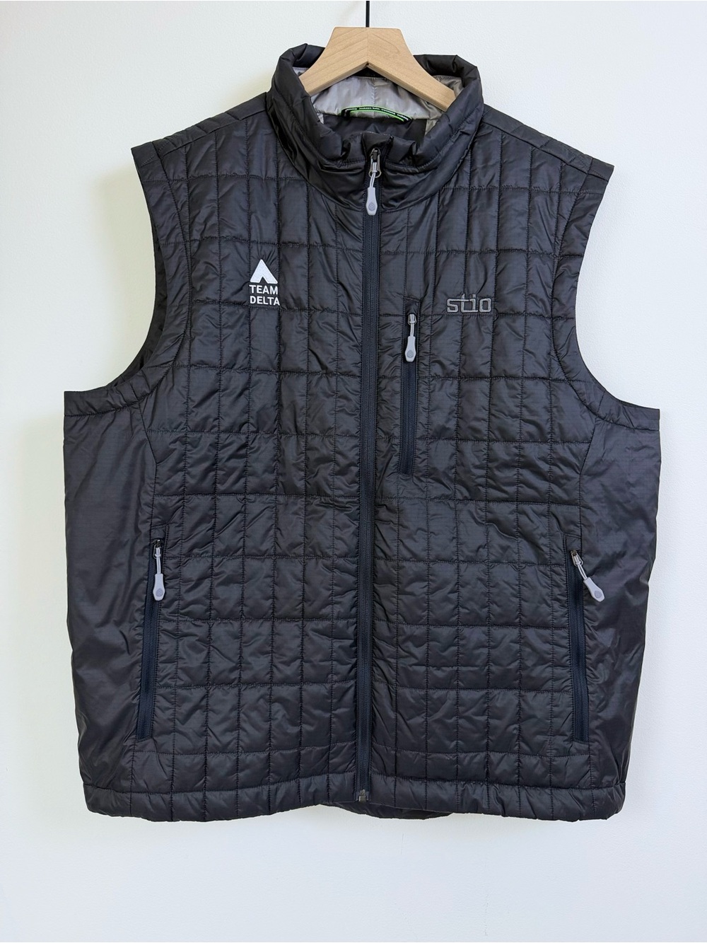 Stio Men’s  PrimaLoft Insulated Quilted Vest Black Team Delta